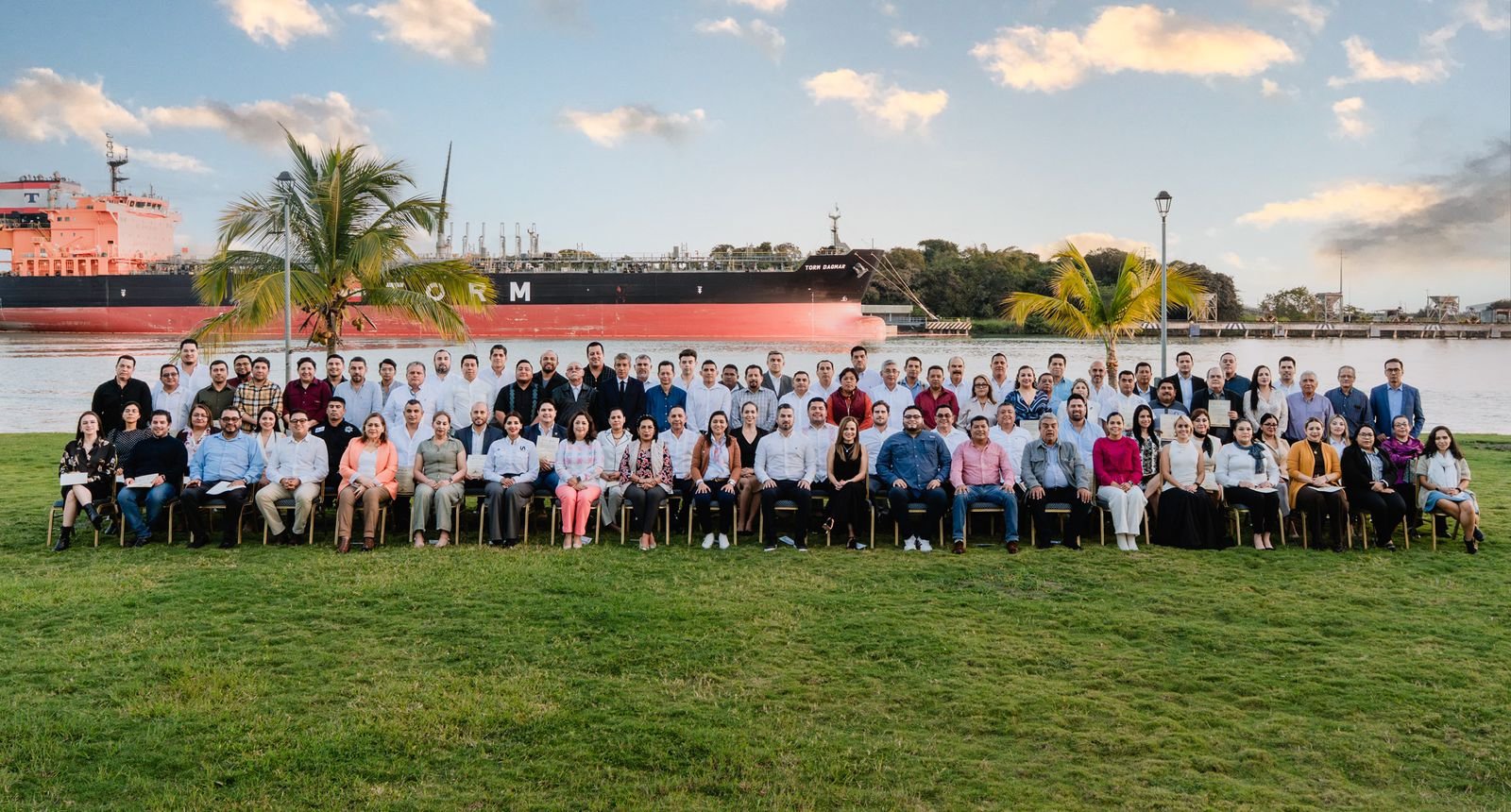 El Alcalde Daniel Cortina, entrega nombramientos a directores y coordinadores del ayuntamiento de Tuxpan