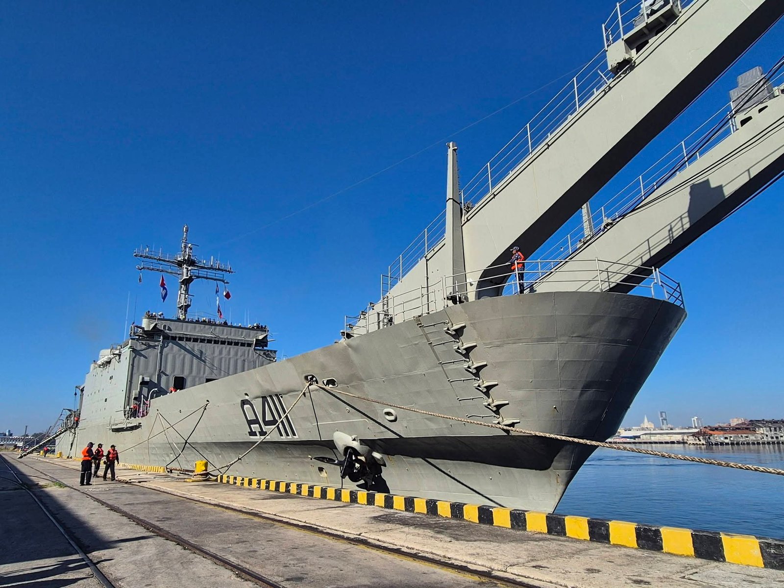 Llegó a La Habana ayuda material enviada por el Gobierno de México