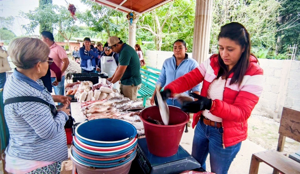 REGRESO LA EXITOSA VENTA DE PESCADO FRESCO EN APOYO A LA ECONOMÍA TUXPEÑA