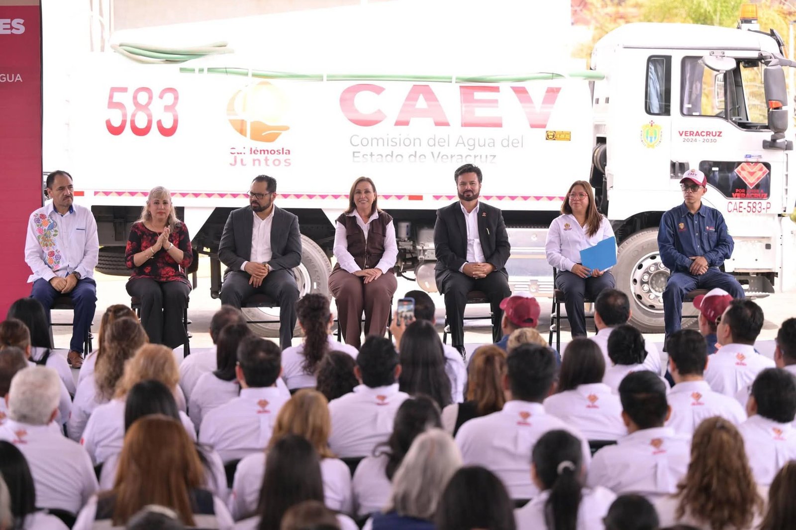 Amplia Rocío Nahle capacidad de respuesta para contingencias con 30 pipas para la CAEV