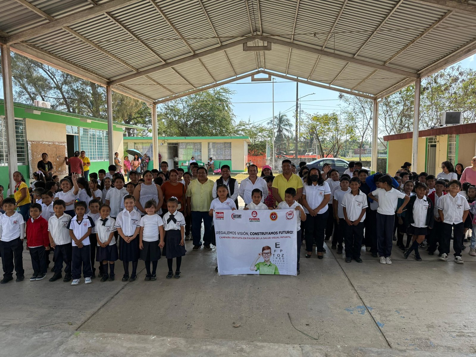 Continúa campaña “Regalemos visión, construyamos futuro” en escuelas de Tuxpan