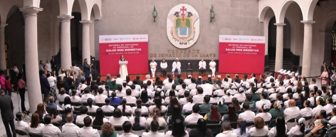 Entrega Rocío Nahle uniformes a personal hospitalario; anuncia compra de 60 ambulancias