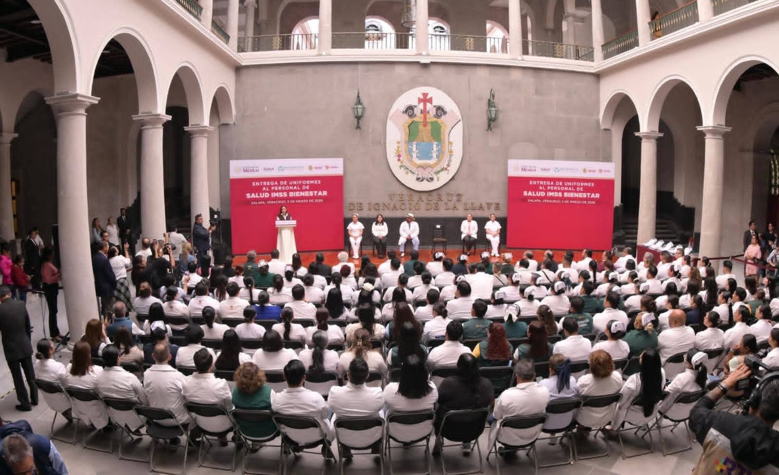 Entrega Rocío Nahle uniformes a personal hospitalario; anuncia compra de 60 ambulancias